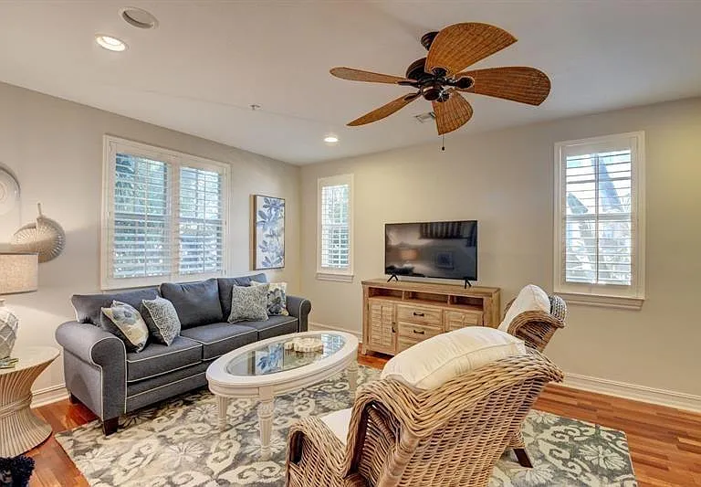 306 E Mallory Cir — Photo 15