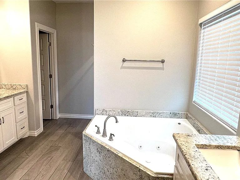 3734 Berkeley Dr — Photo 10
