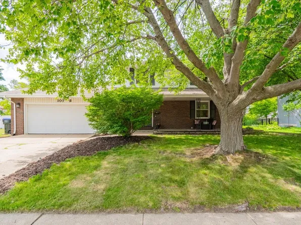 107 S Regency Dr, Bloomington, IL 61701