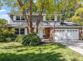 975 Creekside Cir, Naperville, IL 60563