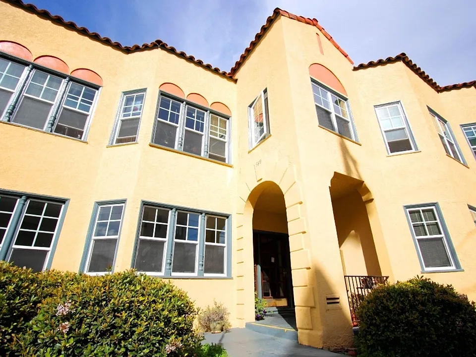 589 Merritt Ave
