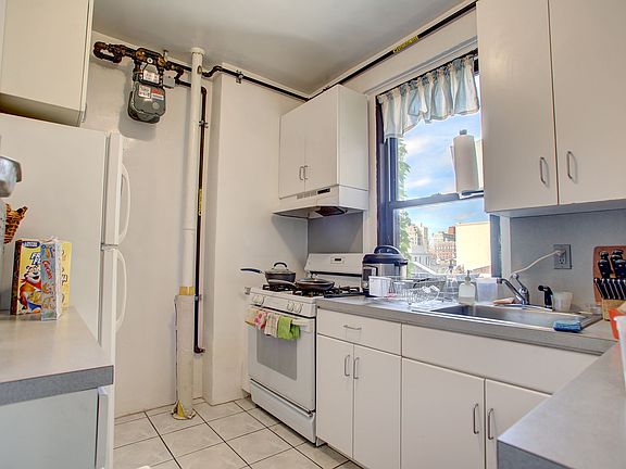 4th image of 158 W 81st St APT 83