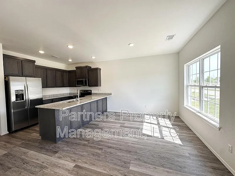 4 bed, 4.5 bath, 2000 sqft, $2,095 — Photo 2