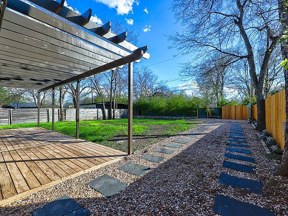 4th image of 1513 Cloverleaf Dr