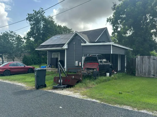 215 Olive St, El Campo, TX 77437