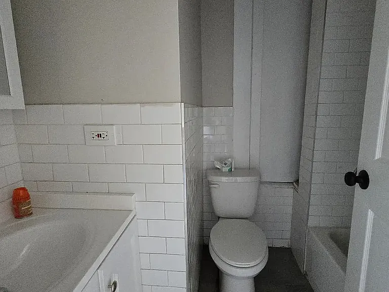 240 William St #5C — Photo 11