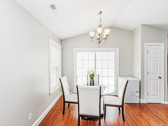 3rd image of 3514 Thornwood Dr
