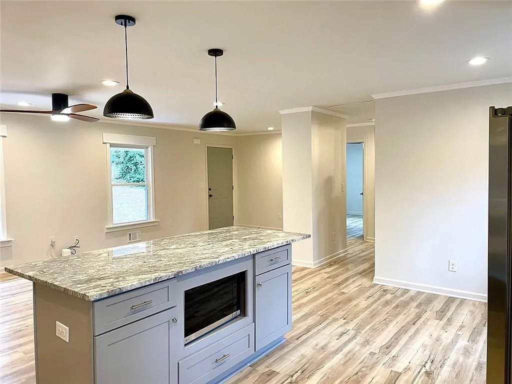 3 bed, 2.0 bath, 2650 sqft, $2,250 — Photo 3