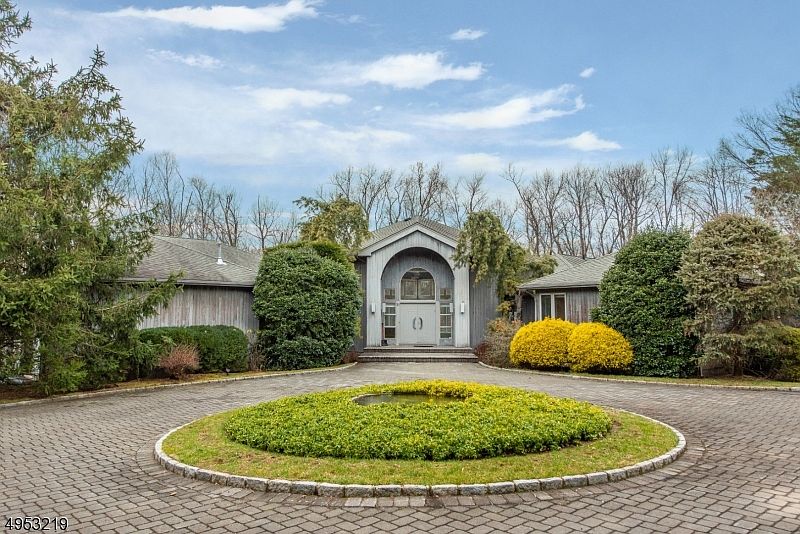 1st image of 31 Westmount Dr