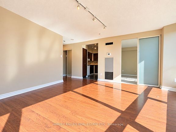 5th image of 1055 Bay St #1010
