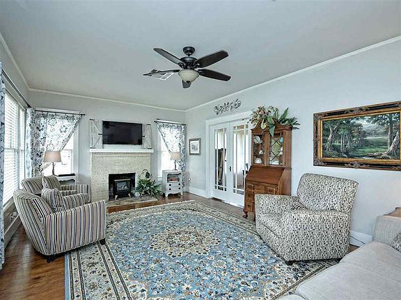 5th image of 215 W Moeller St