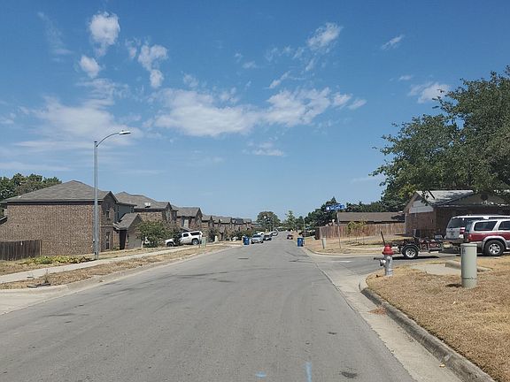 4th image of 1105 Oak Creek Dr