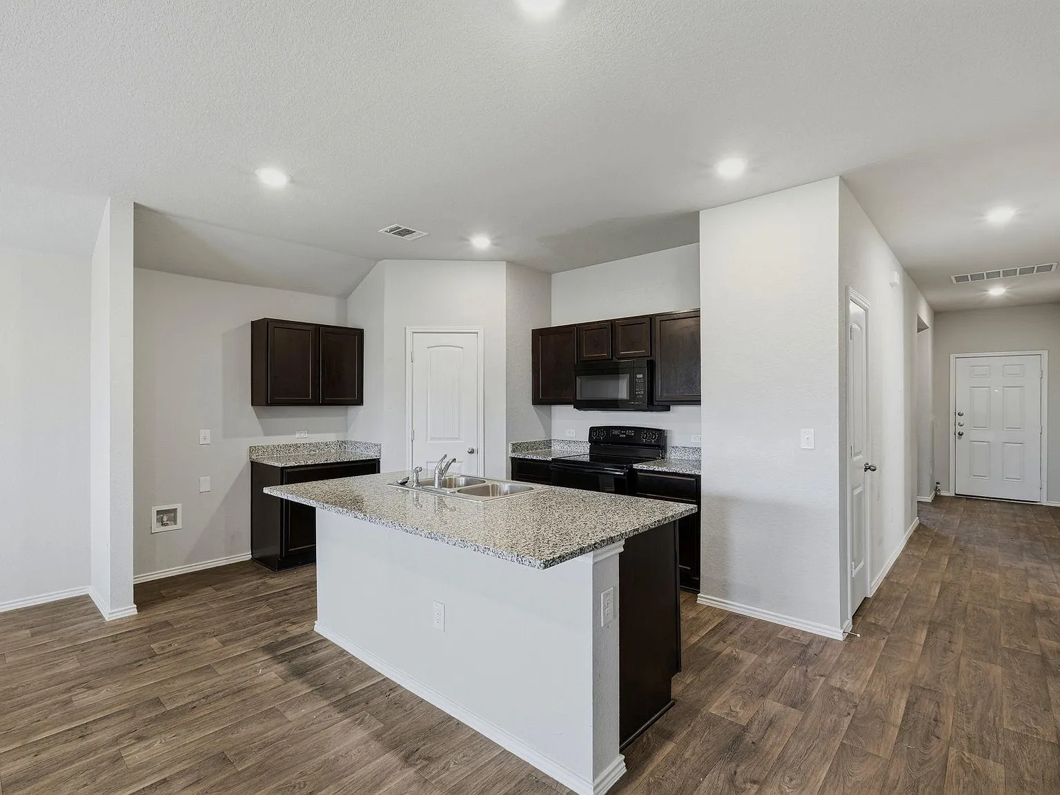 4 bed, 2.0 bath, 1845 sqft, $2,050 — Photo 4