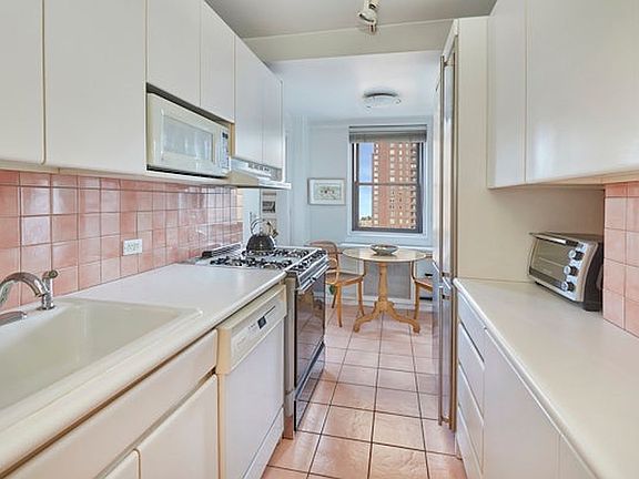 4th image of 176 E 77th St APT 17D