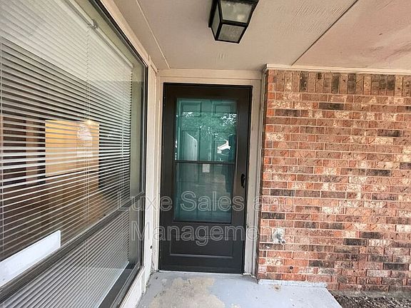3rd image of 805 N Eagle Ln