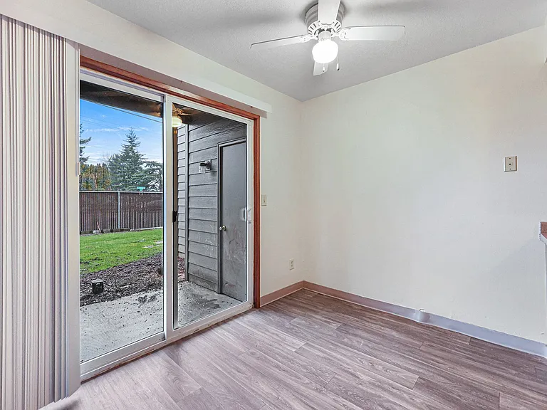 Applegate Apartments — Photo 22