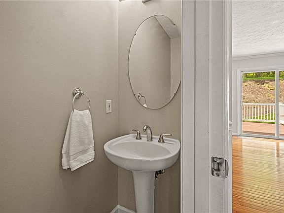 5th image of 308 Fox Meadow Dr