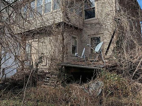 2nd image of 425 28th St