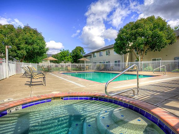 The Crossings Apartments Resident Hot Tub