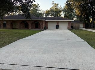 105 Gondrella Dr, Belle Chasse, LA 70037