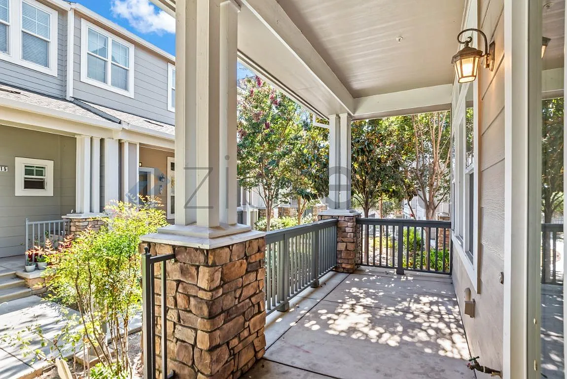 4 bed, 2.5 bath, 1920 sqft, $4,950 — Photo 4