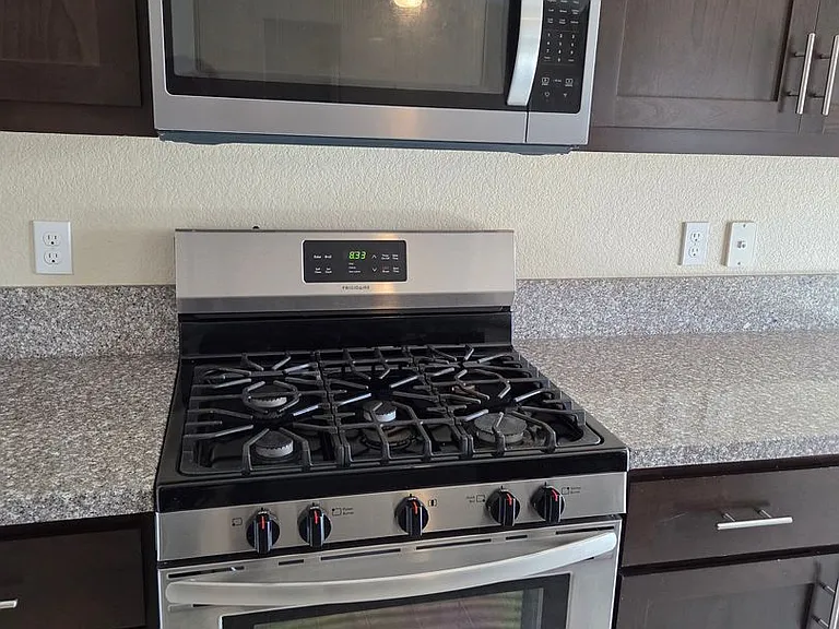 1443 Greenbrier Dr — Photo 8