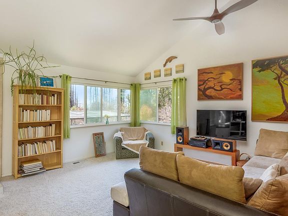 4th image of 220 Mountain Springs Dr