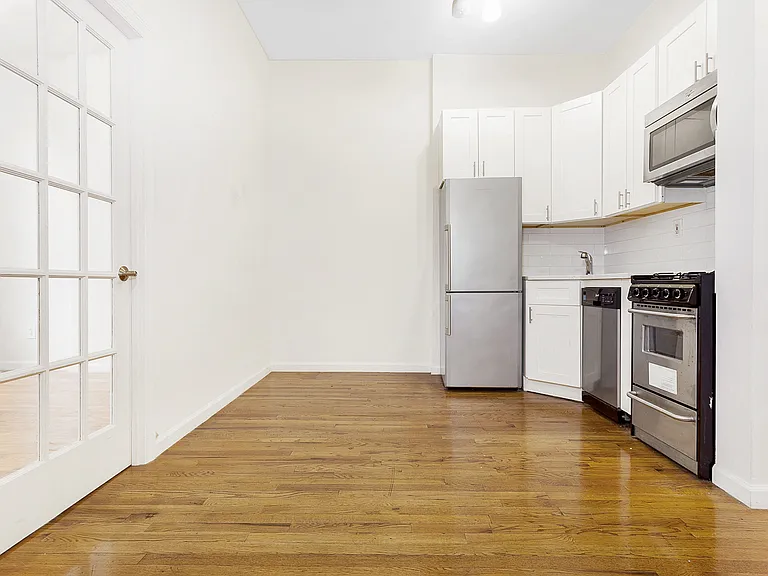 305 E 56th St #1R — Photo 4