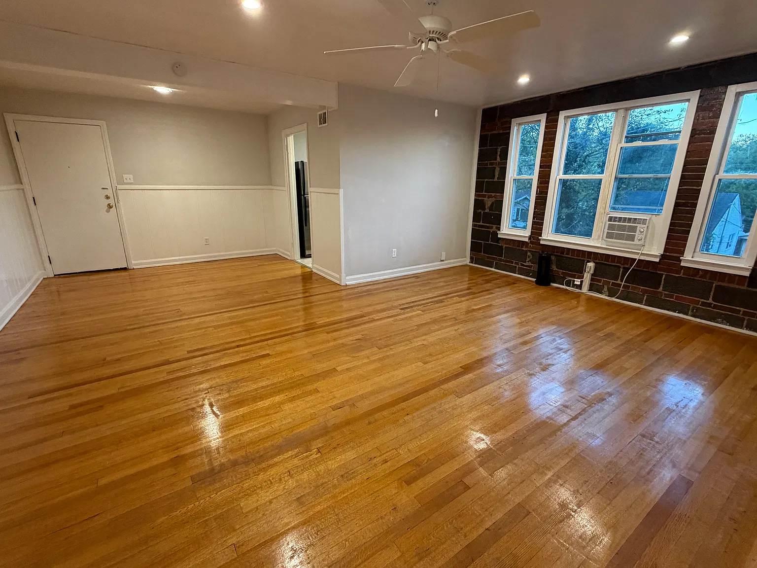 405 Linden Cir — Photo 2