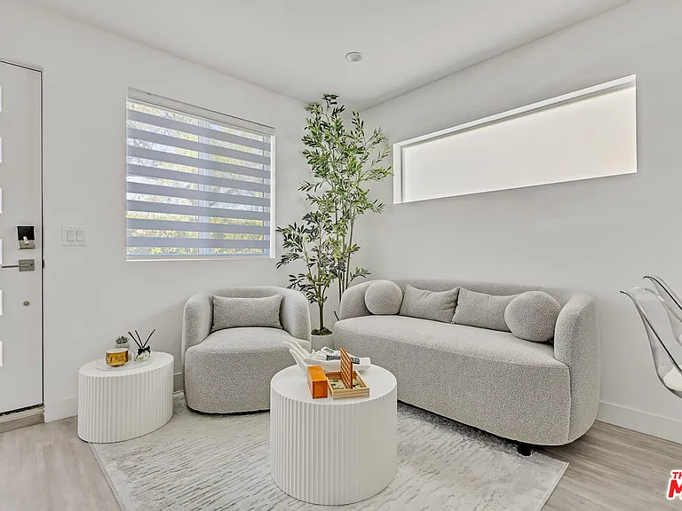 7076 Park Mnr — Photo 10