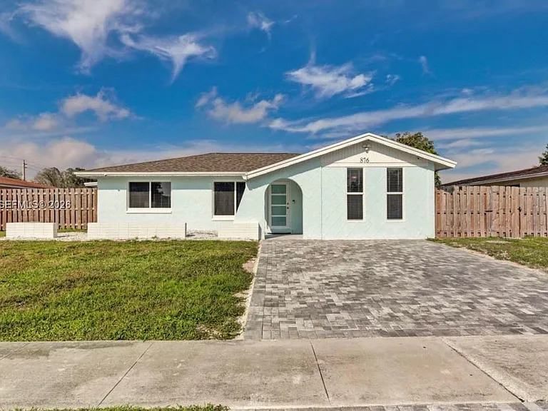 876 Gardenia Dr — Photo 1