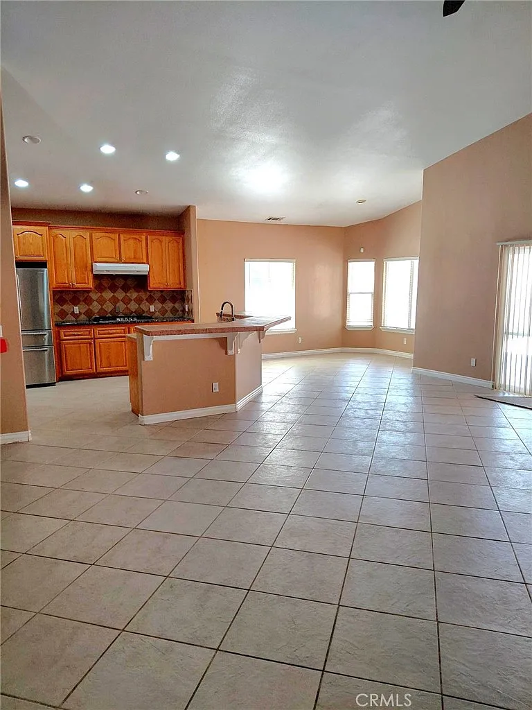 4 bed, 2156 sqft, $2,500 — Photo 2