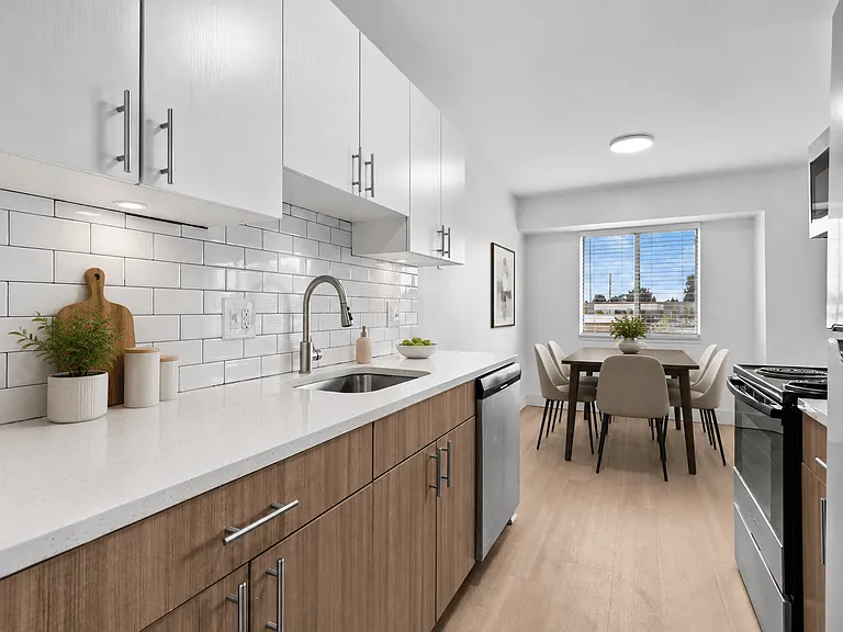 Bloomfield Square Apartments - Auburn Hills, MI — Photo 4