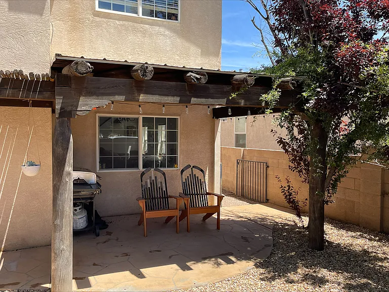 7412 Peregrine Rd NE — Photo 32