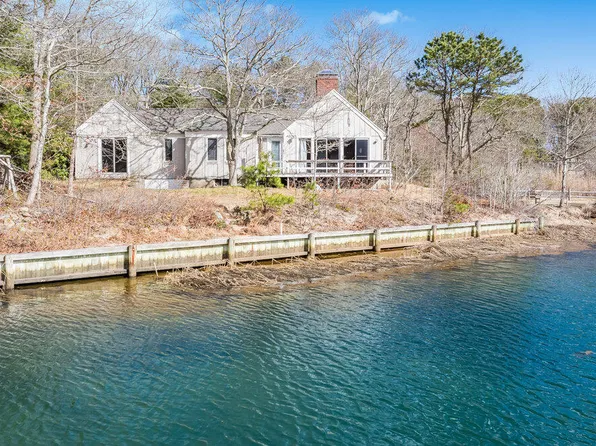 24 Spoondrift Way, Mashpee, MA 02649