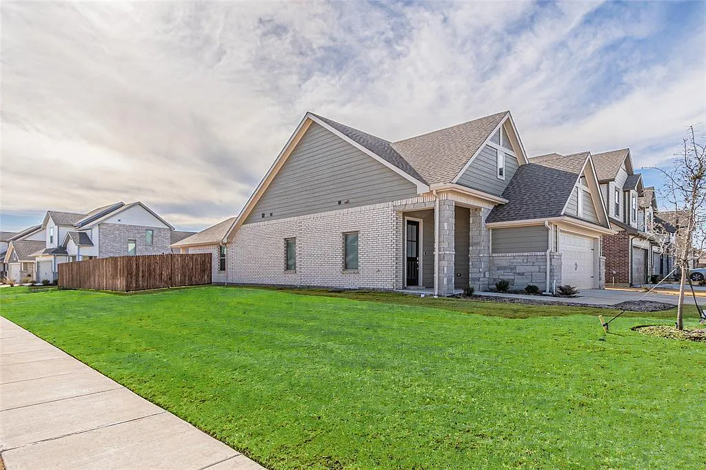 3 bed, 1920 sqft, $2,199 — Photo 3
