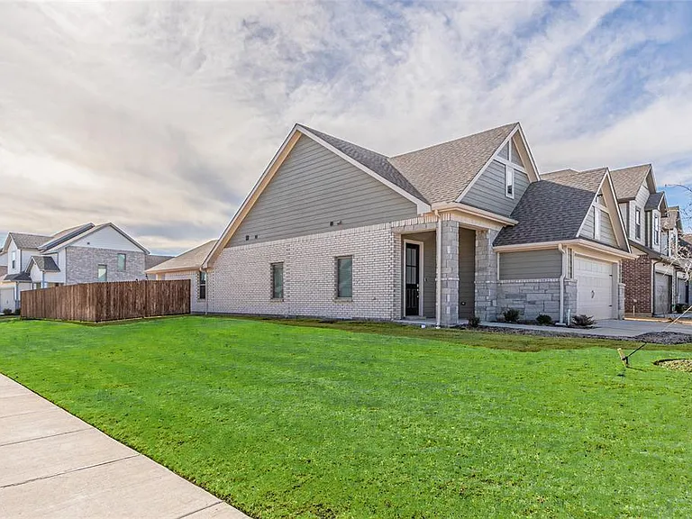 579 Ruthye Ln — Photo 3