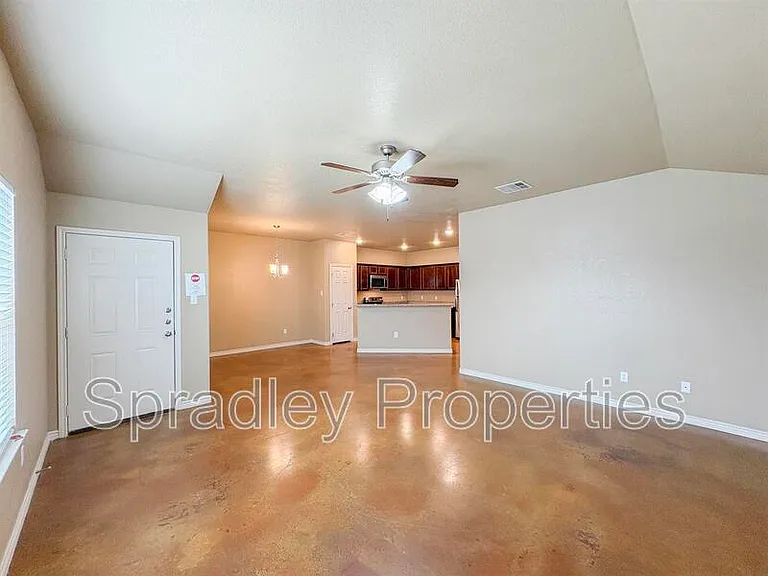 829 Laila Ln — Photo 2