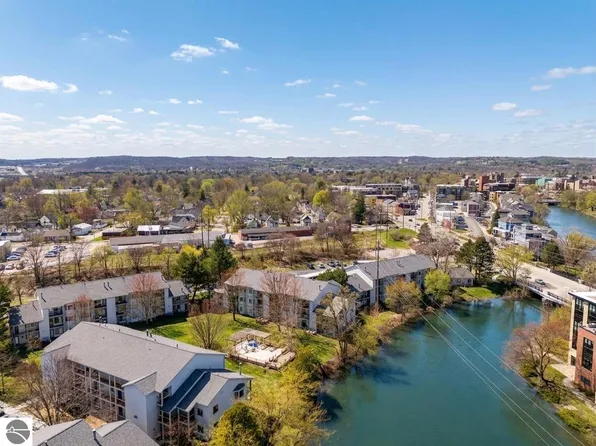 545 Riverine Dr APT 205, Traverse City, MI 49684