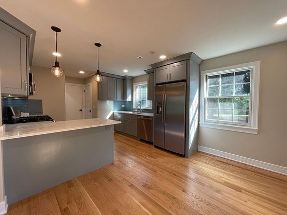 3rd image of 1921 Highland Ave