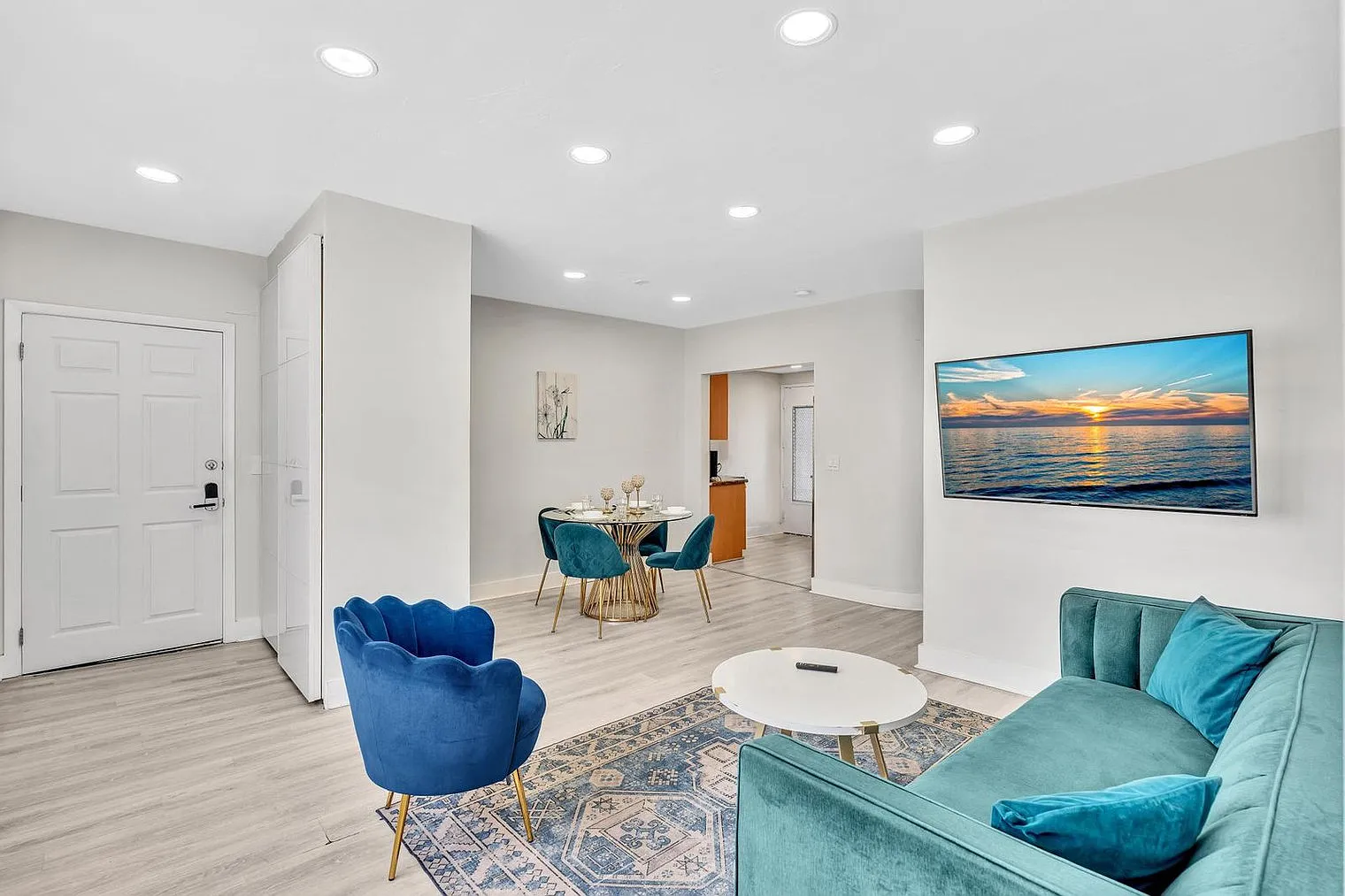 2 bed, 1.0 bath, 990 sqft, $5,328 — Photo 3