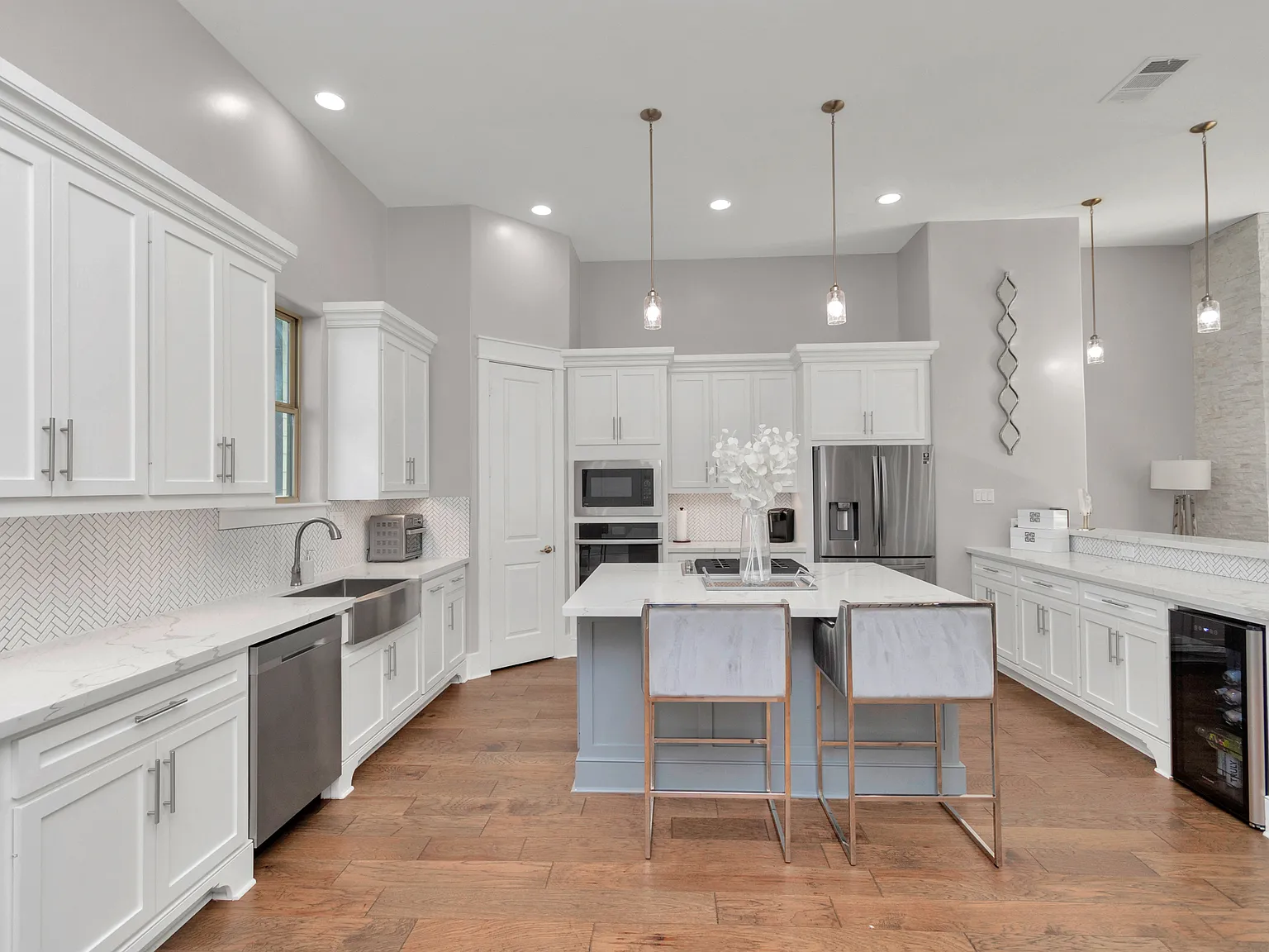 3 bed, 3.5 bath, 2660 sqft, $4,500 — Photo 1
