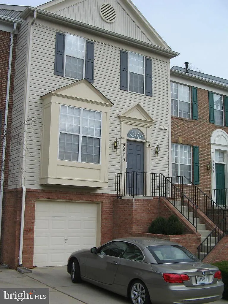 3 bed, 4.0 bath, 2044 sqft, $3,200 — Photo 2