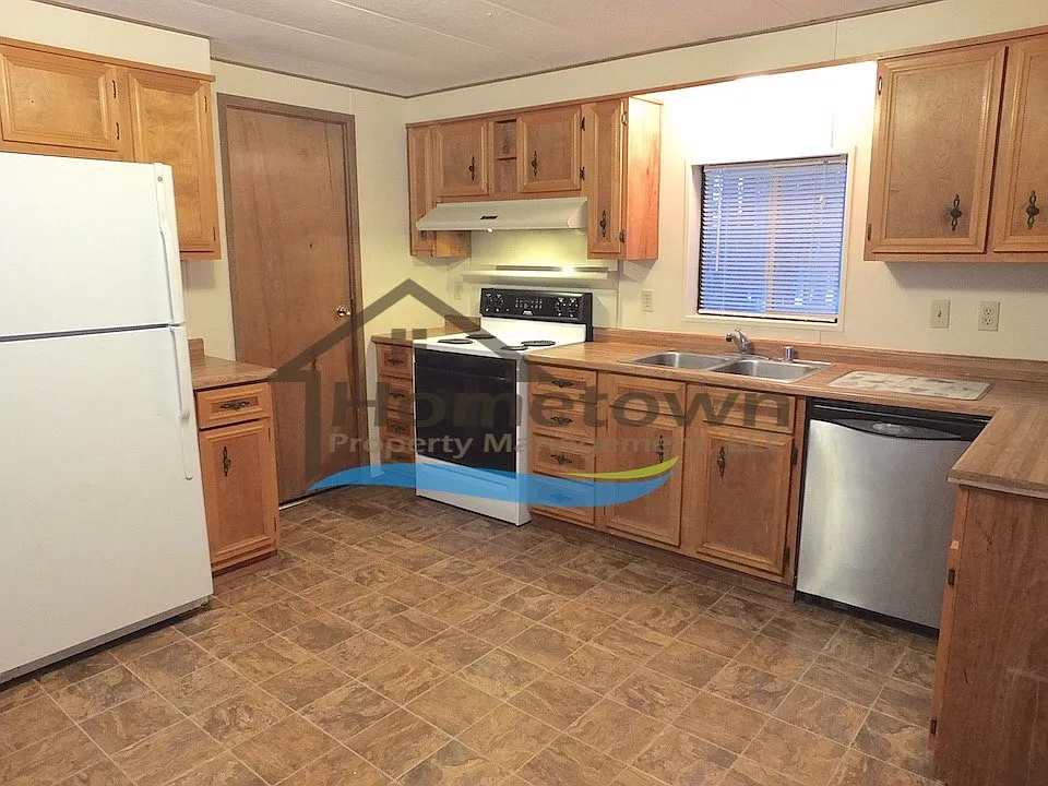 Very Nice 2 Bedroom Home with Master Suite & Large Kitchen — Photo 4