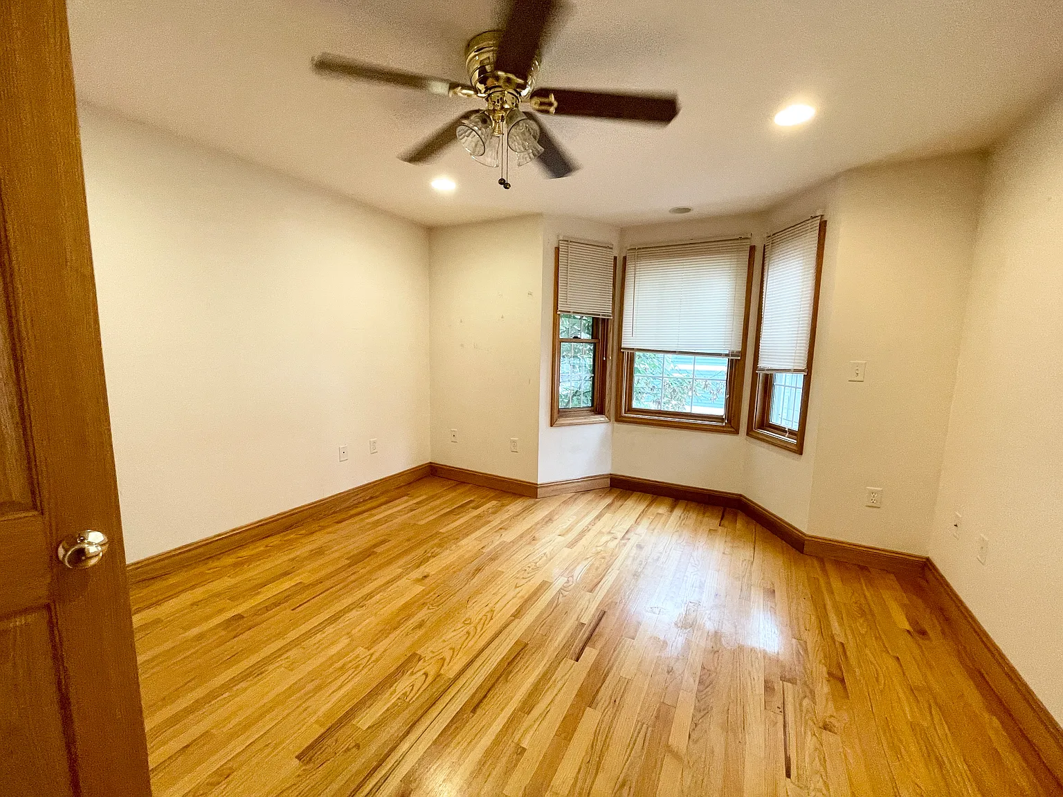 3 bed, 2.5 bath, 9999 sqft, $4,950 — Photo 4