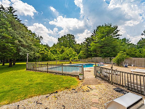 3rd image of 226 Jumping Brook Dr