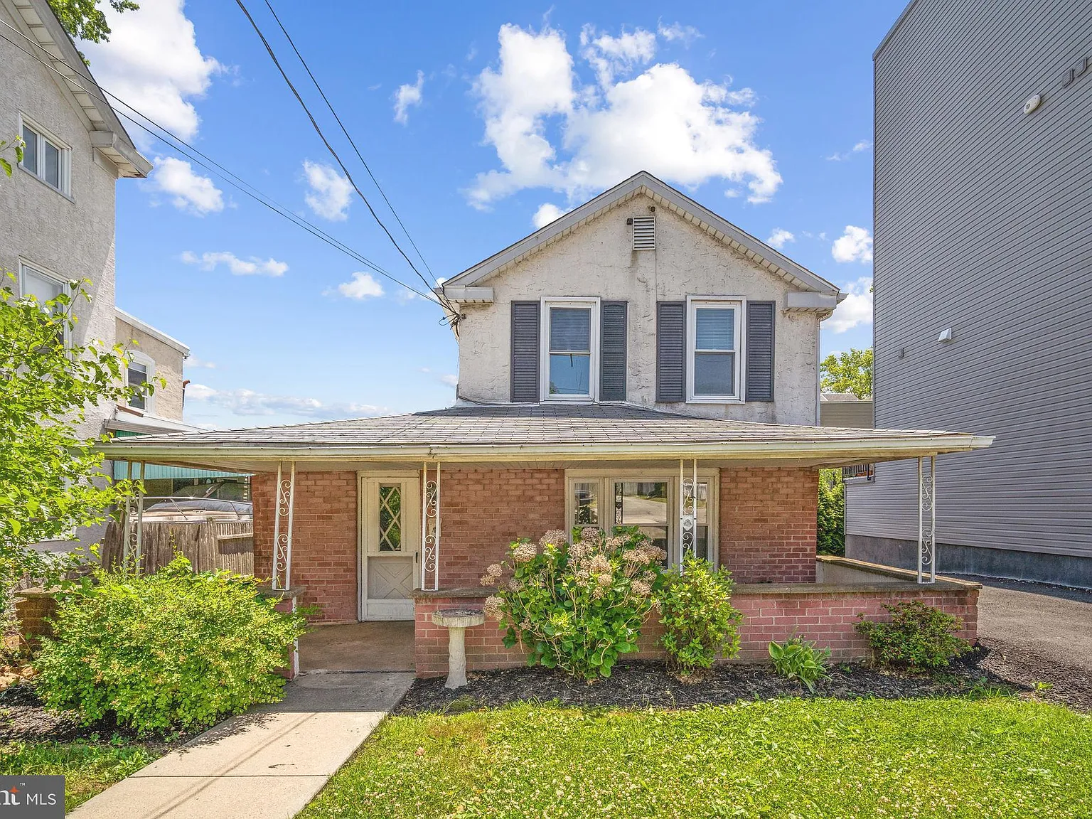 3 bed, 1.0 bath, 1512 sqft, $2,000 — Photo 2