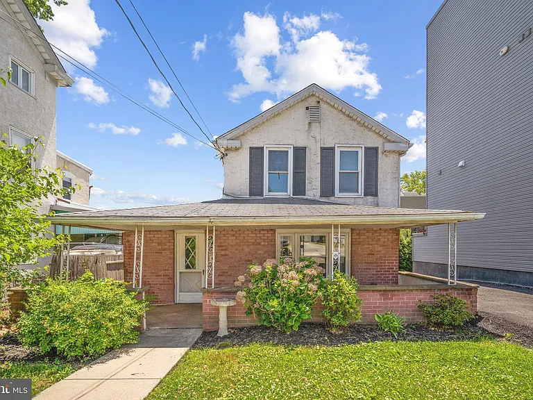 239 Lemonte St — Photo 2