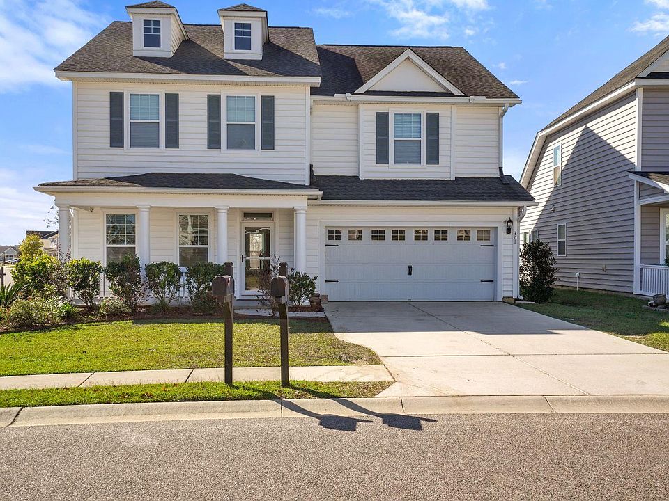 Beautiful white colonial traditional home in Foxbank Plantation