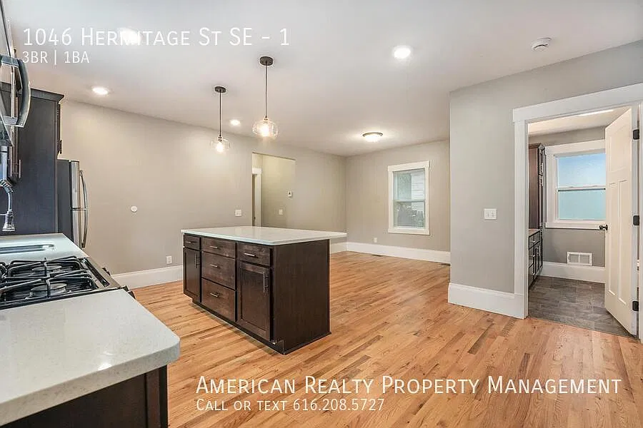 1046 Hermitage St SE — Photo 2